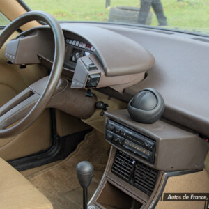 EE-L93-77 Green Citroen CX
